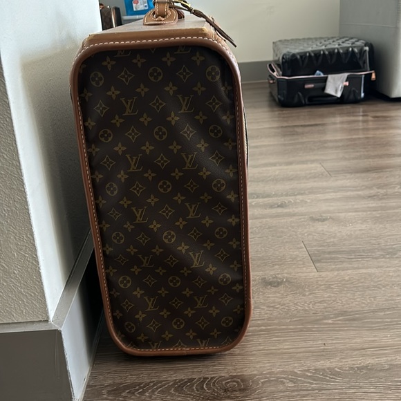 Louis Vuitton Luggage - Picture 3 of 9